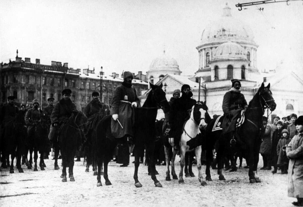 Казачий патруль на Знаменской площади. Знаменская церковь - на заднем плане.