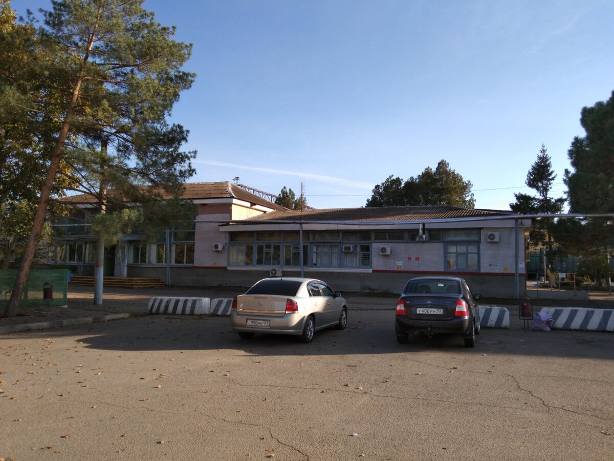 Станция с другой стороны от путей.