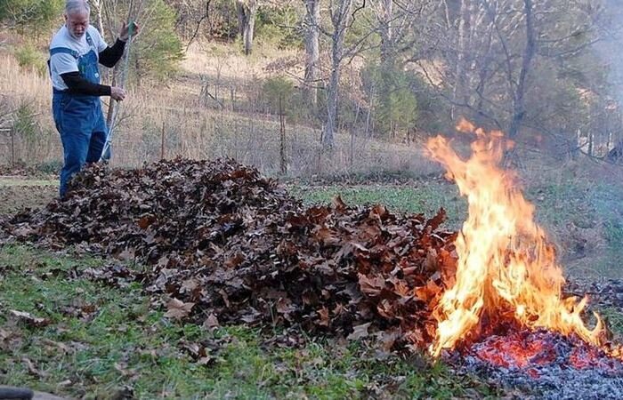 Советский метод: как жечь сырую траву и влажные листья при помощи кирпича