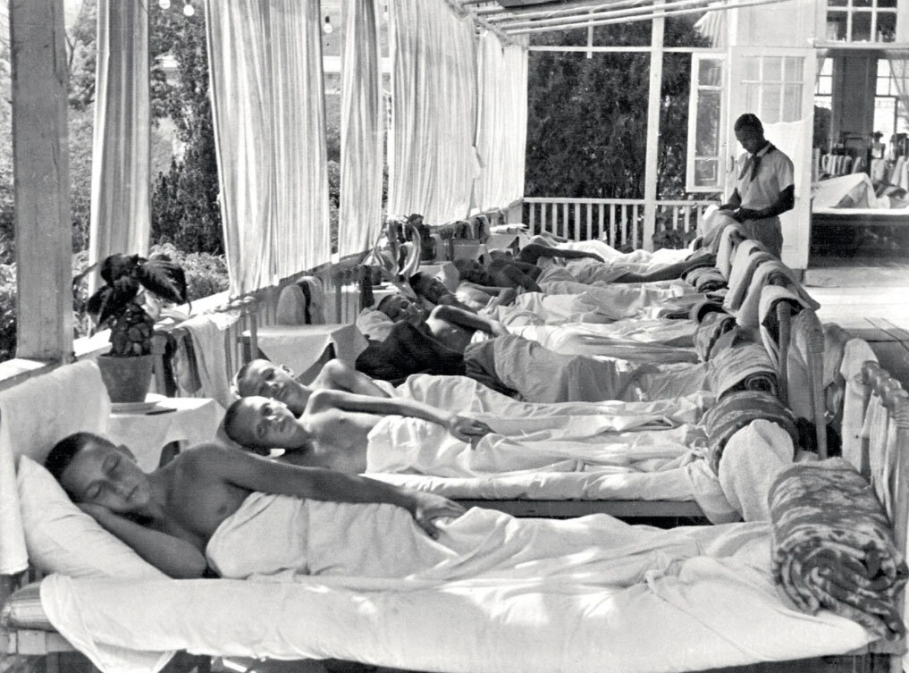 Сегодня многие дети едут на каникулах в летние лагеря. После чего пишут в мессенджерах своим родителям, что там плохие условия и требуют забрать их обратно в город. И в этом они далеко не оригинальны.-9