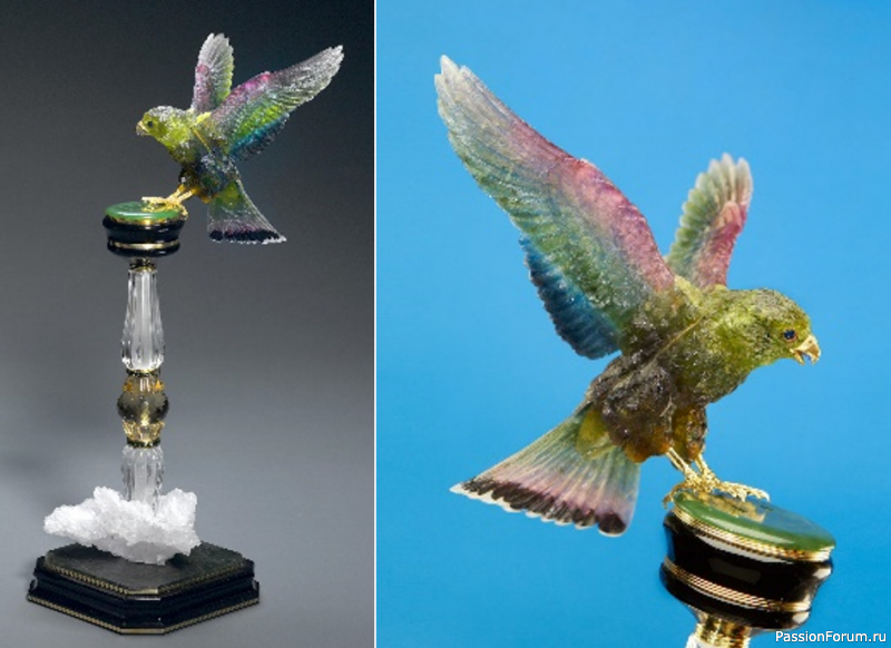 Это самый большой резной сокол, созданный Манфредом Вильдом, который известен своими многочисленными изображениями птиц. Полностью вырезан из монокристалла разноцветного бразильского турмалина с редкими оттенками синего, фиолетового, зеленого, желтого до почти прозрачного цвета. Крылья идеально сочетаются с богатой палитрой цветов, в которой преобладает редкий и ценный синий цвет. Птица садится на стойку из зеленого нефрита, черного оникса, горного хрусталя, цитрина, ограненного в виде бриолета. Высота композиции 47 см.