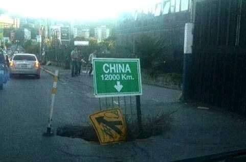 дырка в асфальте замаскирована под тоннель на другую сторону земного шара