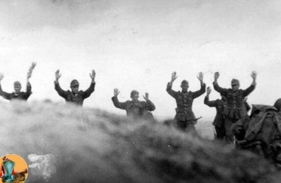 Нeмцы двумя руками голосуют за переименование Кенигсберга в Калининград, 1945 г.