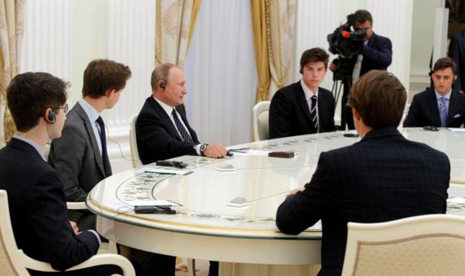 Студенты Итона на встрече с Путиным.