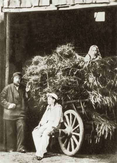 Д.И.Менделеев с детьми Владимиром и Ольгой в Боблове. 1876. Фото самого Менделеева, сделано при помощи автоспуска. Источник: yandex.ru/images/
