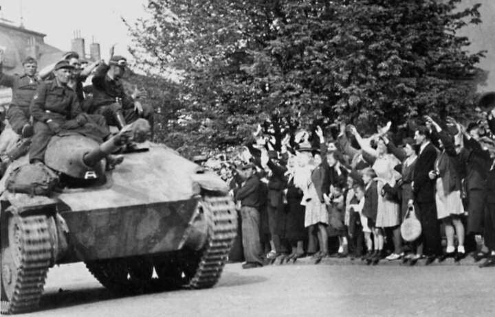 Жители Праги встречают власовцев