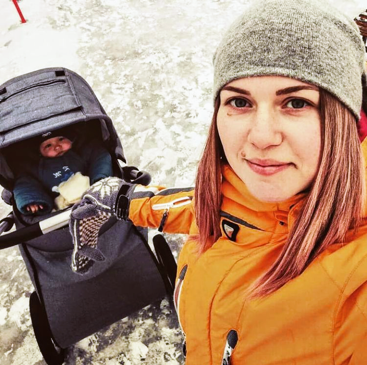 ПЯТЬ ПРАВИЛ ДЛЯ МАМОЧКИ В ДЕКРЕТЕ.

1. От настроения мамы зависит жизнь и эдоровье всей семьи.

2. Любите себя и заботьтесь о себе
самостоятельно (не ждите, что другие заметят как вам тяжело), ведь вы этого достойны! 

3. Очертите круг своих интересов и постоянно расширяйте его.

4. Планируйте и организовывайте свой досуг.

5. Ищите едномышленников. Они могут стать вашими добрыми друзьями!

Следуя этим нехитрым правилам, вскоре вы
заметите, что:

- Вам стало легче справляться с тяготами материнства.
 - Вы получаете больше
положительных эмоций.
 - Отношения в вашей семье улучшились.
 - Вы расширили свой
кругозор.
- Вы обрели новые знакомства. 
- Вы уберегли себя от эмоционального выгорания! 

 Будьте здоровы и счастливы! 