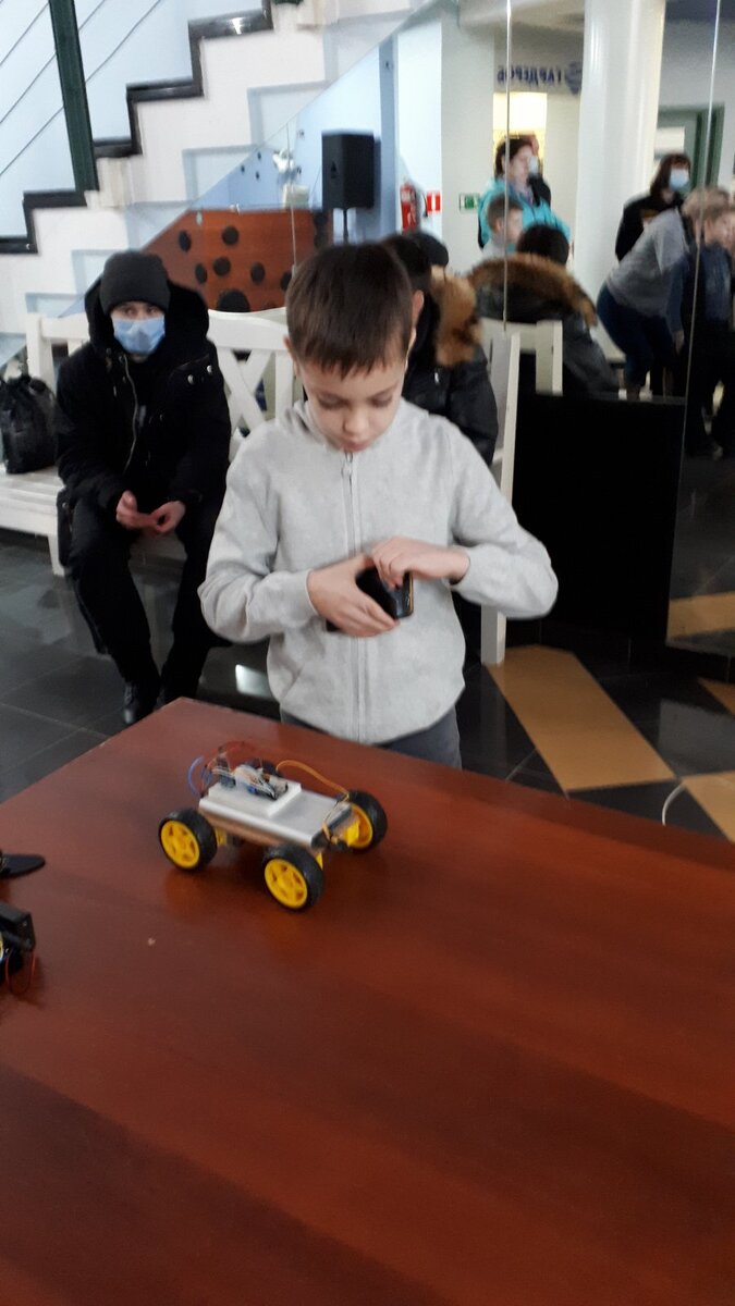 Демонстрация полноприводной машинки с управлением через Bluetooth