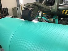 Подготовка металлической поверхности путем удаления старого покрытия с последующим обезжириванием и обработкой металла дробью или шлифованием. Если в качестве клея планируется использовать эбонит, то для улучшения сцепления на поверхность металла обычно наносятся мелкие поперечные канавки.