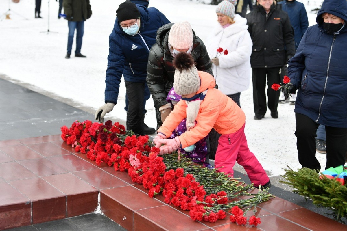 Церемония у Вечного огня, соревнования спасателей и салют: как прошел День  защитника Отечества | Карелия.Ньюс. Новости Петрозаводска | Дзен