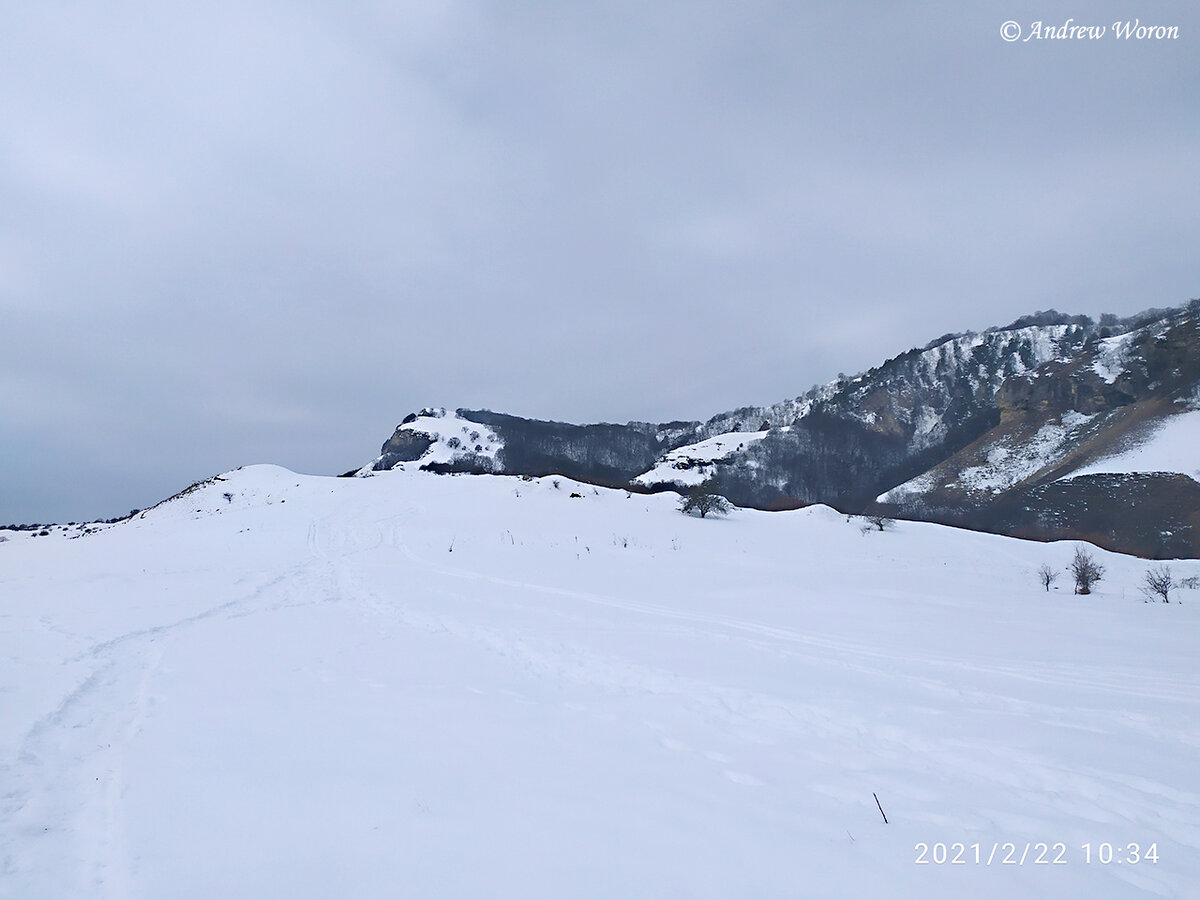 Склон горы со следами многочисленных лыжников