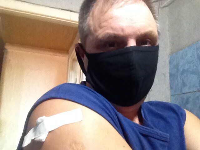 Первый компонент колют в левую руку, второй  - в правую. Фото автора