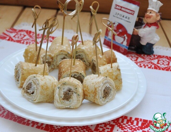 Предлагаю вам вариант закуски из блинов с паштетом. Это вкусно, сытно, ароматно. Может украсить стол, как в выходной, так и праздничный день.