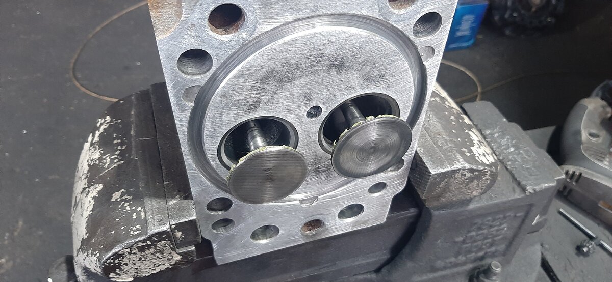 ГБЦ. На клапана нанесена паста притирочная.