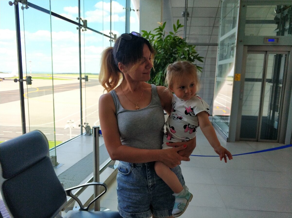 Я с дочкой в аэропорту Белгорода накануне вылета в Анталью