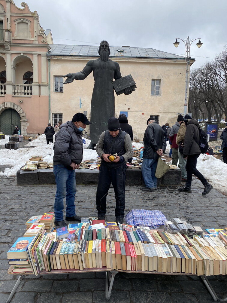  
У памятника украинскому первопечатнику Ивану Федорову – рынок подержанных книг