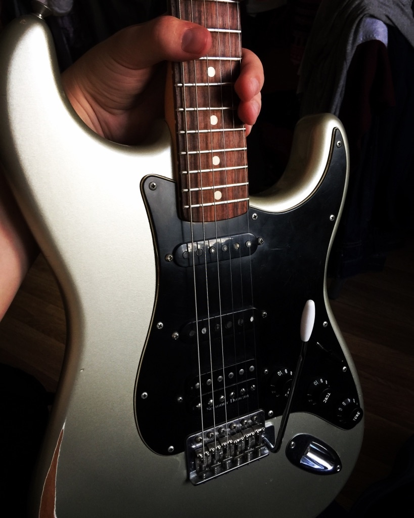 По факту это модель Fender Road Worn Strat, но по комплектующим он был идентичен Standart Strat. все отличия были в имитации винтажности гитары(потертости и сколы)  
