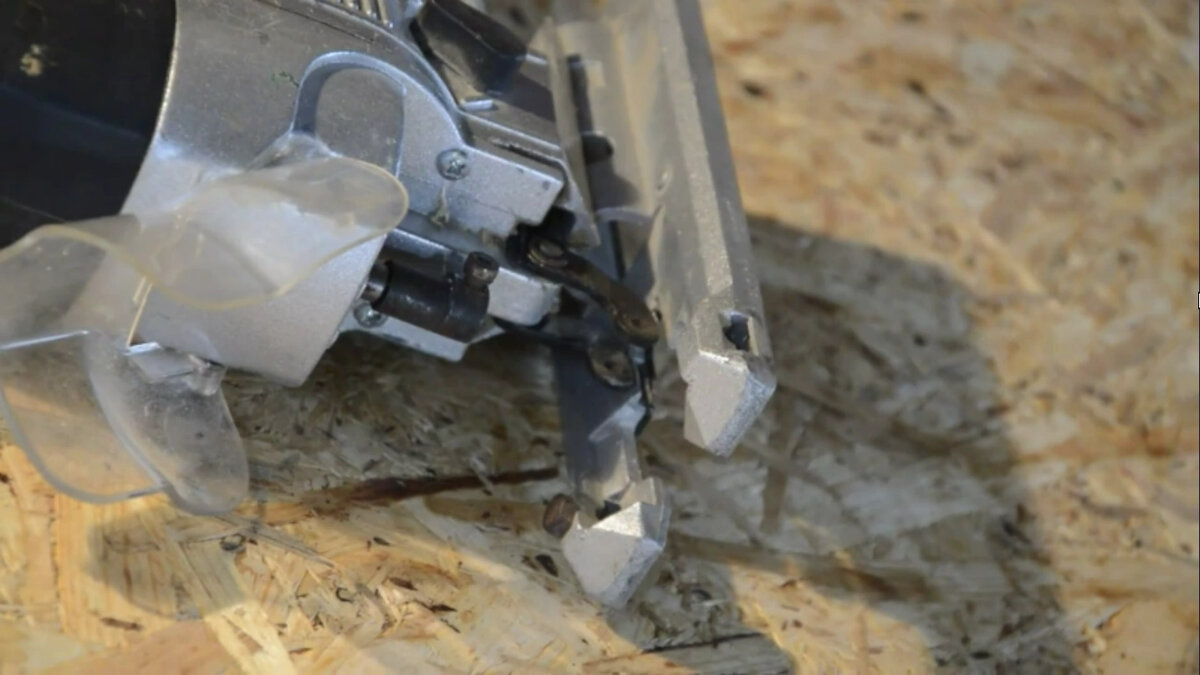 Поломанный упорный подшипниковый узел на моем лобзике (На момент написания статьи, уже отремонтированный).