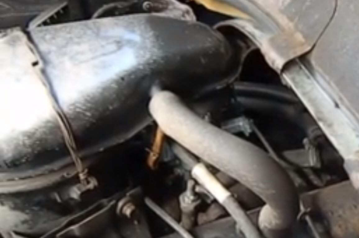 Капот надо открывать, иначе не будет видно, как двигатель разваливается.