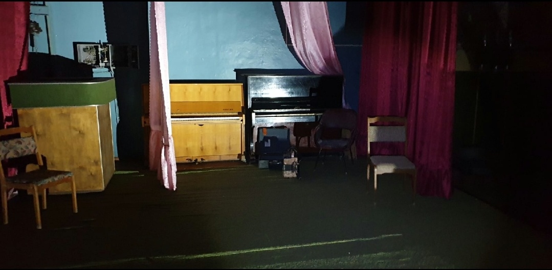 Нашлось целых 2 пианино.