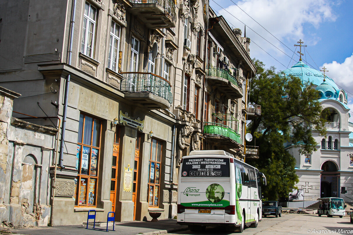 На фото: красивый исторический дом в Лётном переулке рядом с великолепным Свято-Никольским собором; а вот забор (слева на снимке) в ужасном состоянии. 