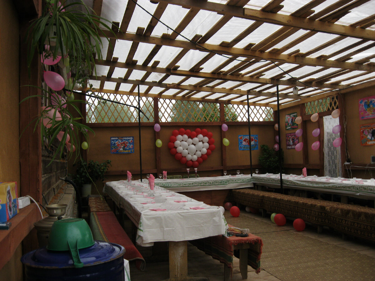 Вот в таком самодельном шатре мы праздновали нашу свадьбу, а было это почти 10 лет назад)))