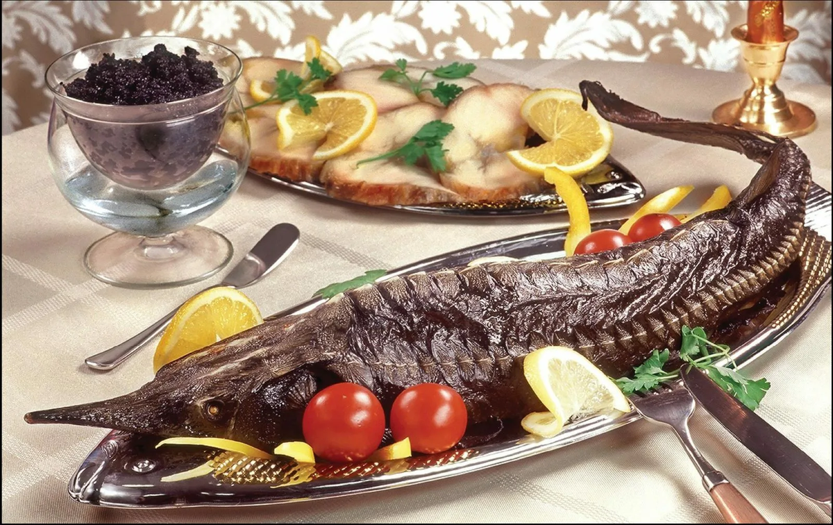 Большая, целиком запеченная рыбина часто главенствовала на праздничном столе