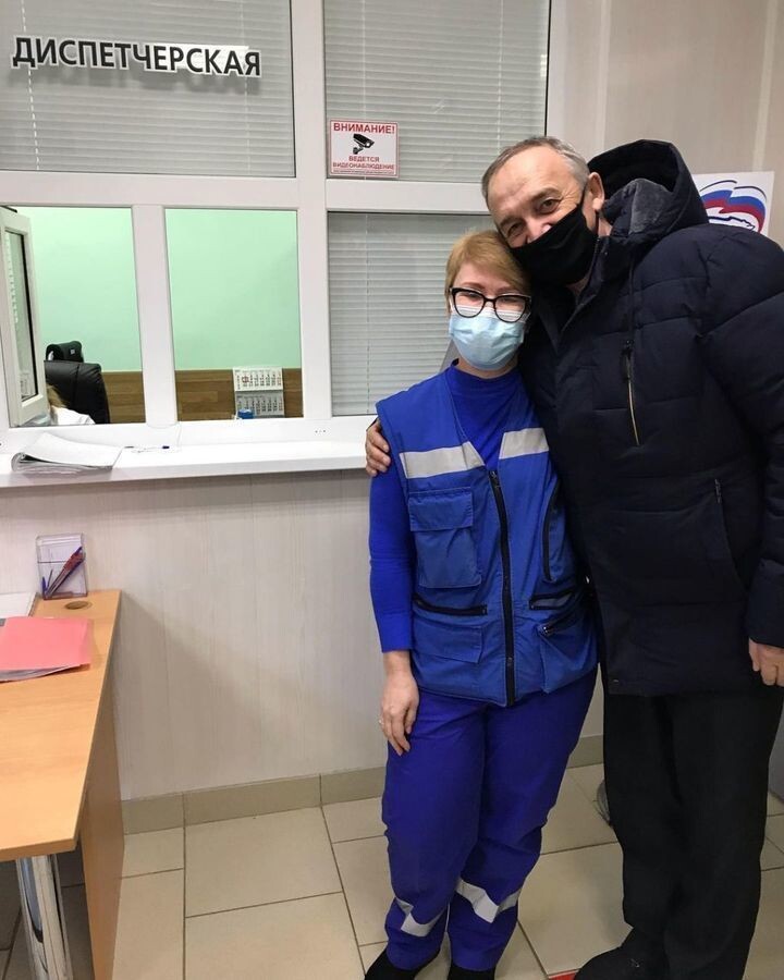 ДОКТОР ВЕРОНИКА СУРИКОВА С ОДНИМ ИЗ ПАЦИЕНТОВ. ФОТО: INSTAGRAM GORDIVK89