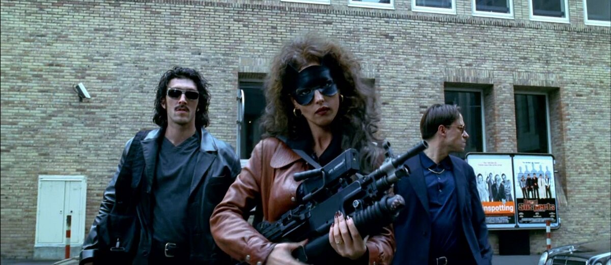 "Сберкассу ограбила пани Моника [Белуччи] из кулинарного техникума!"© Кеша