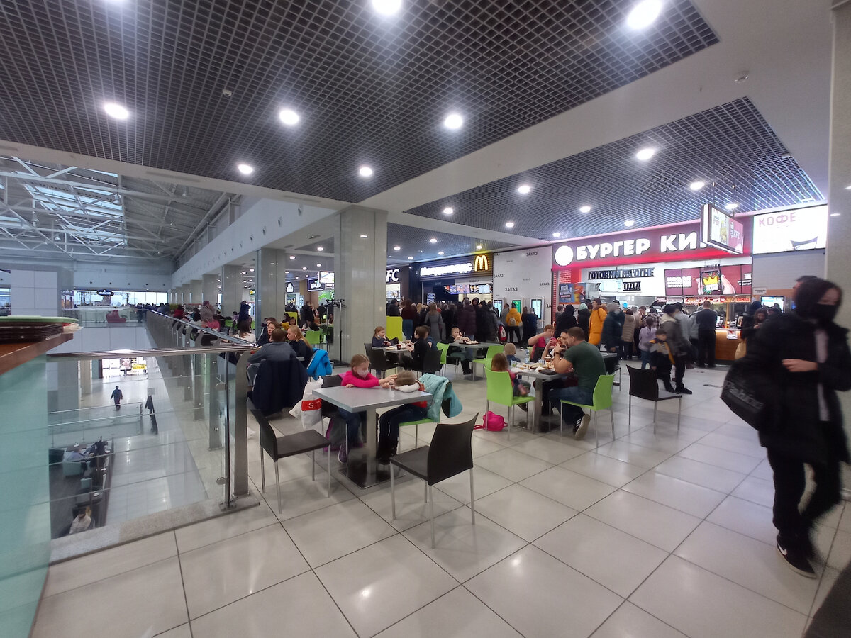 Фудкорт в ТЦ "Алмаз" всегда забит посетителями, но в городе есть много кафе с обычной едой