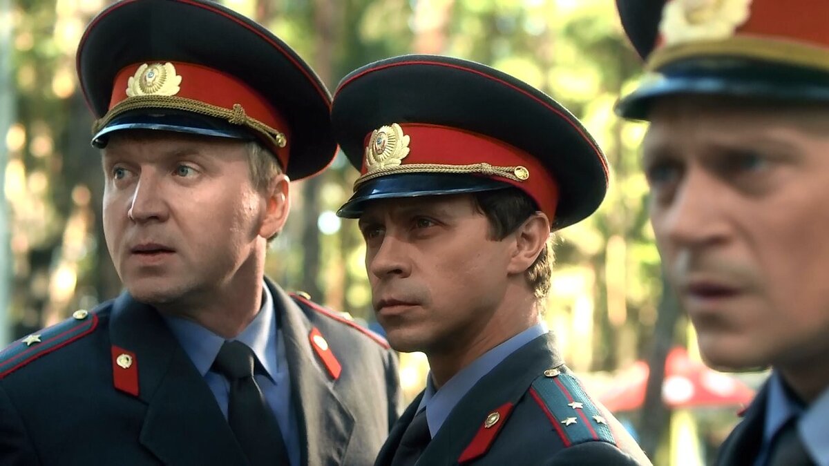 Новообращенный милиционер Михаил Соловьев вливается в стройные социалистические ряды советской милиции