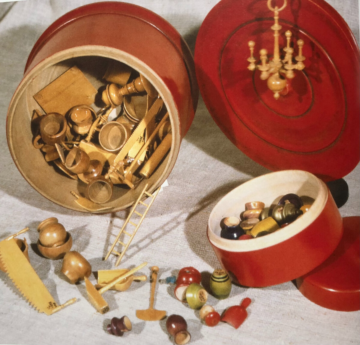 "Бирюльки в красной коробке", 1900-е гг. Мастер И. Сазонов, Подмосковье. Из коллекции Художественно-педагогического Музея игрушки.