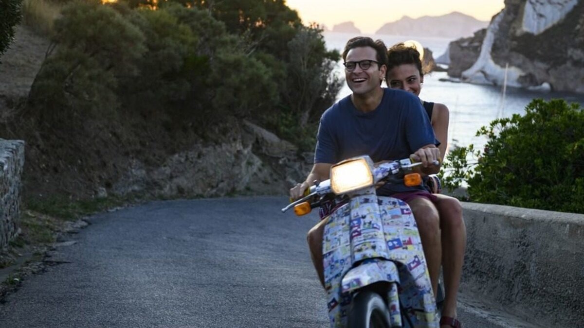 Главный герой похож на Леонарда Хофстедтера. К сожалению, недостаточно