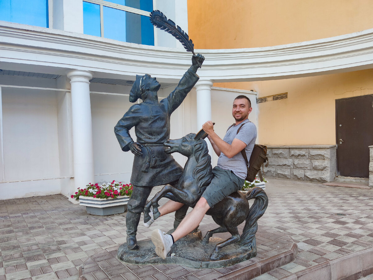 Привет! Я Дмитрий Петров, и сейчас будет на редкость серьёзный разговор