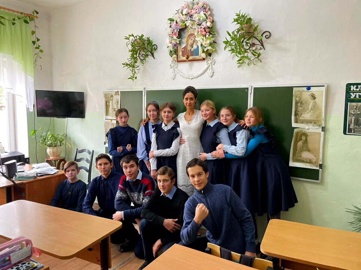 Новый Аришин класс. В центре - классный руководитель. 