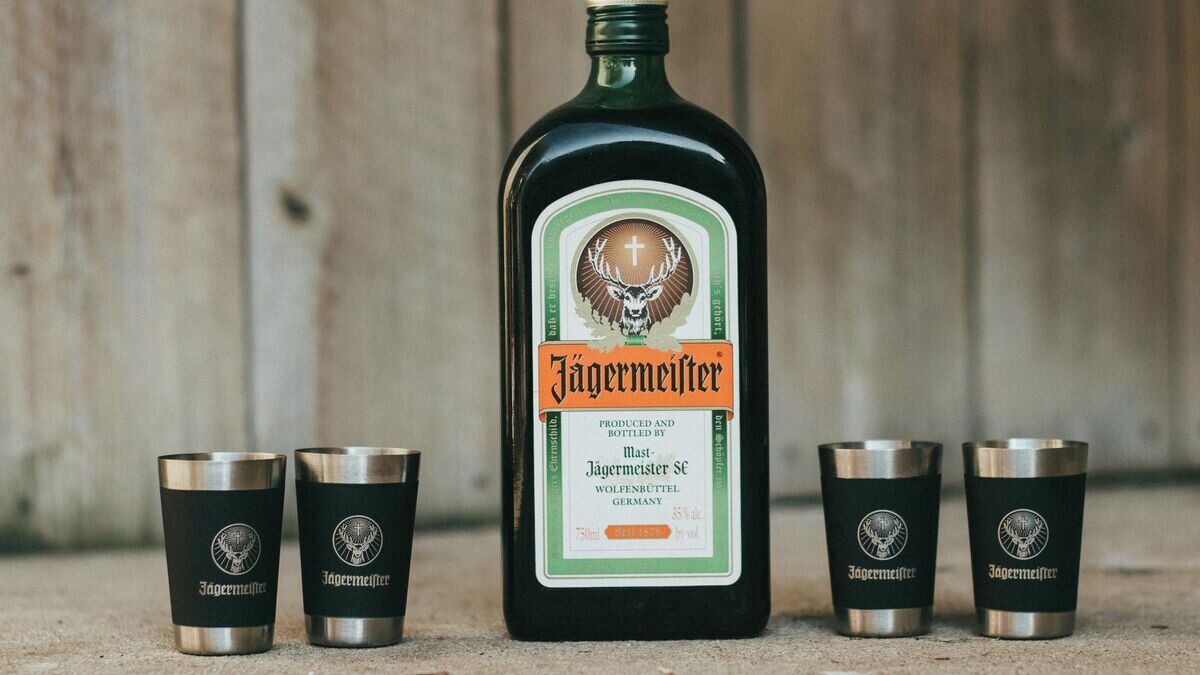    Ликер Jägermeister© Фото : Unsplash / Andrea Tummons