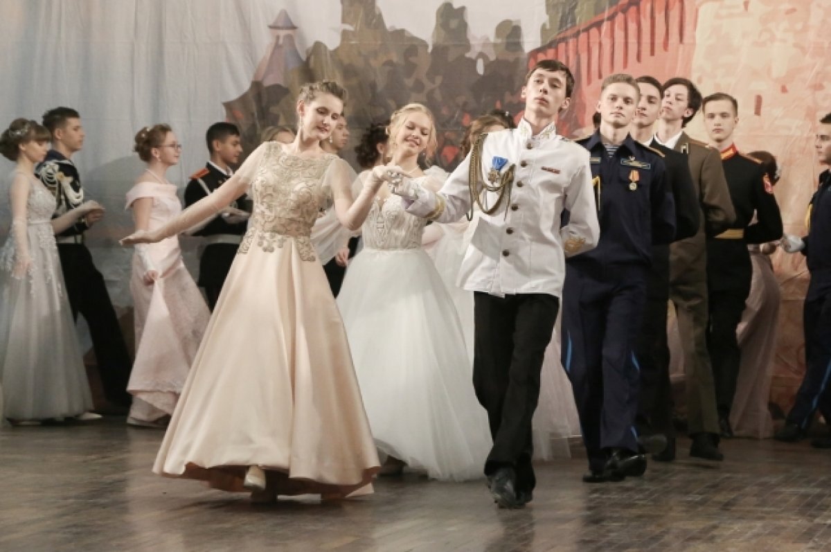    Школьники приняли участие в городском офицерском бале в Нижнем Новгороде