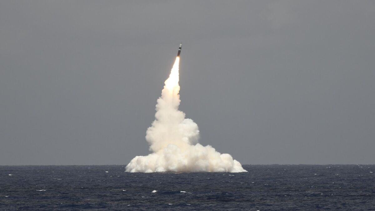    Испытательный запуск ракеты Trident II D5 с подводной лодки класса "Огайо" Rhode Island ВМС США© Фото : U.S. Navy / Lt. Jennifer Bowman