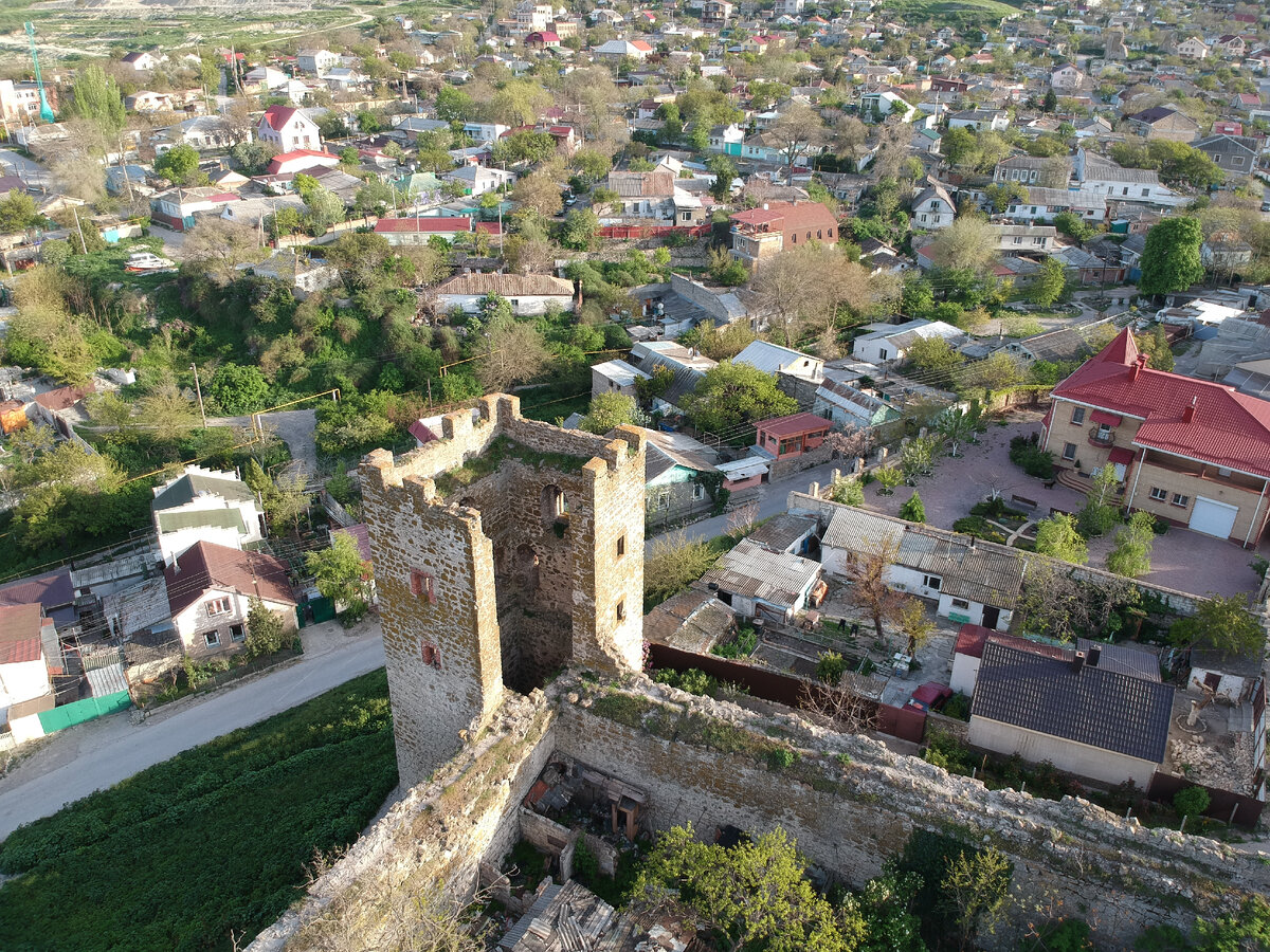 Башня цитадели. XIV в на фоне современной Феодосии.