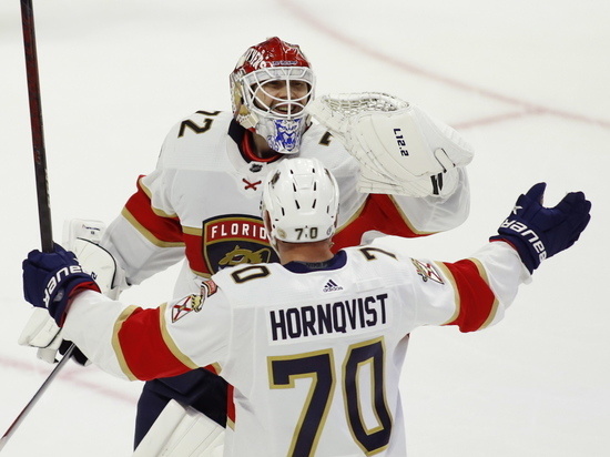     Вратарь "Флориды" Сергей Бобровский принимает поздравления с победой. Фото: Patrick Doyle/Keystone Press Agency/globallookpress.com