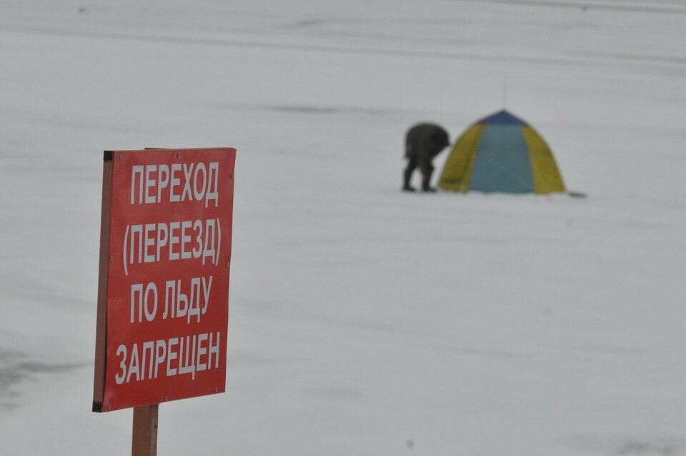    Перевозки по паромной переправе в Колпашеве временно прекращены из-за плохой погоды. Алексей БУЛАТОВ