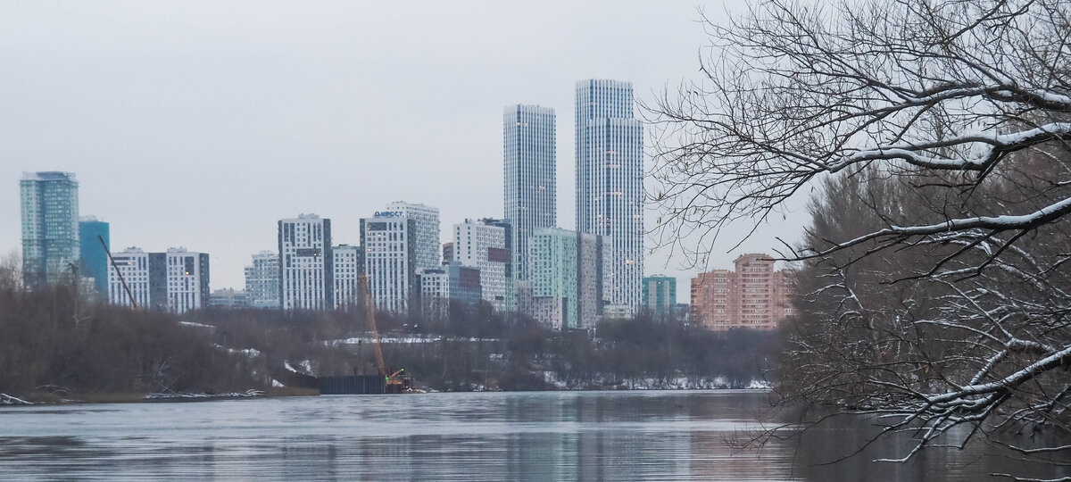 Вид с берега реки на Карамышевскую набережную и новую Пресню
