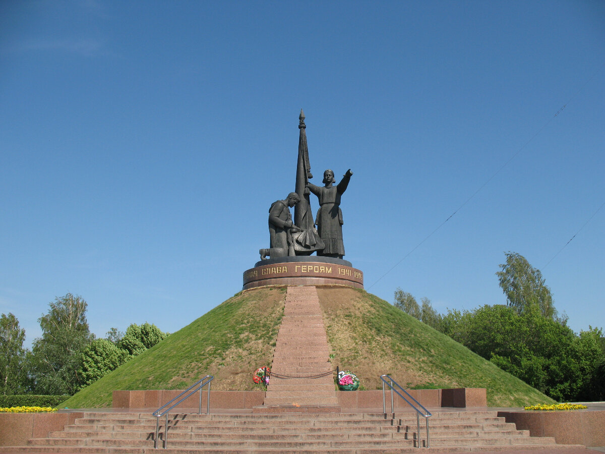 Памятник в чебоксарах. Монумент воинской славы Чебоксары. Монумент воинской славы Йошкар-Ола. Чувашия Чебоксары достопримечательности. Памятник Победы Чебоксары.