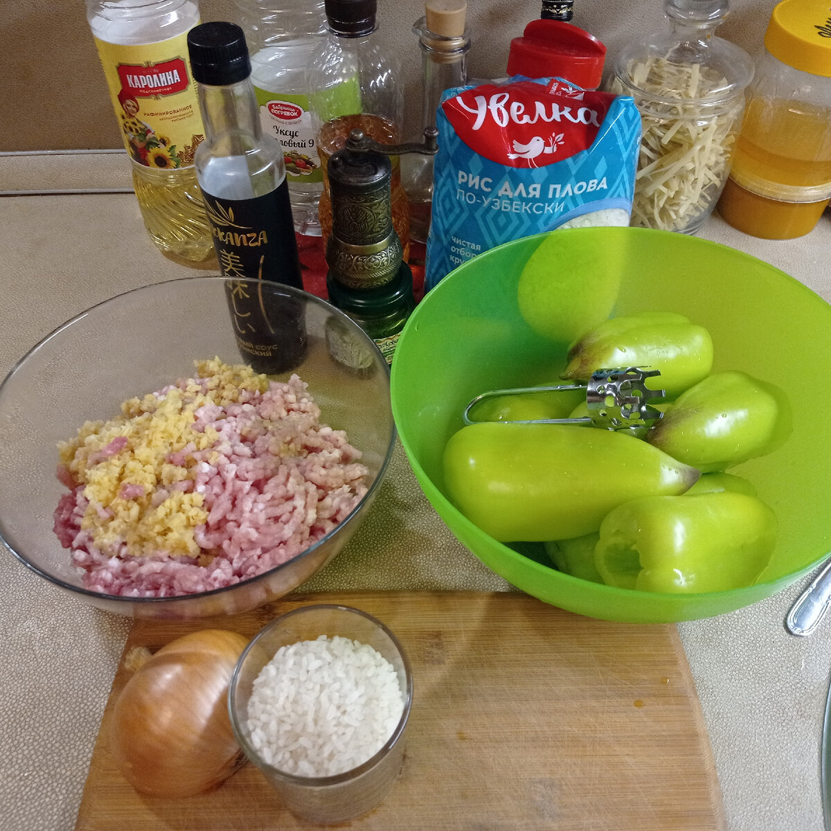 Подготовила продукты:фарш,лук,перец,рис