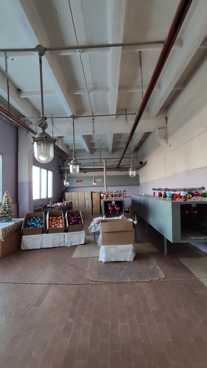 Цех покрытия игрушек однотонным цветным лаком 