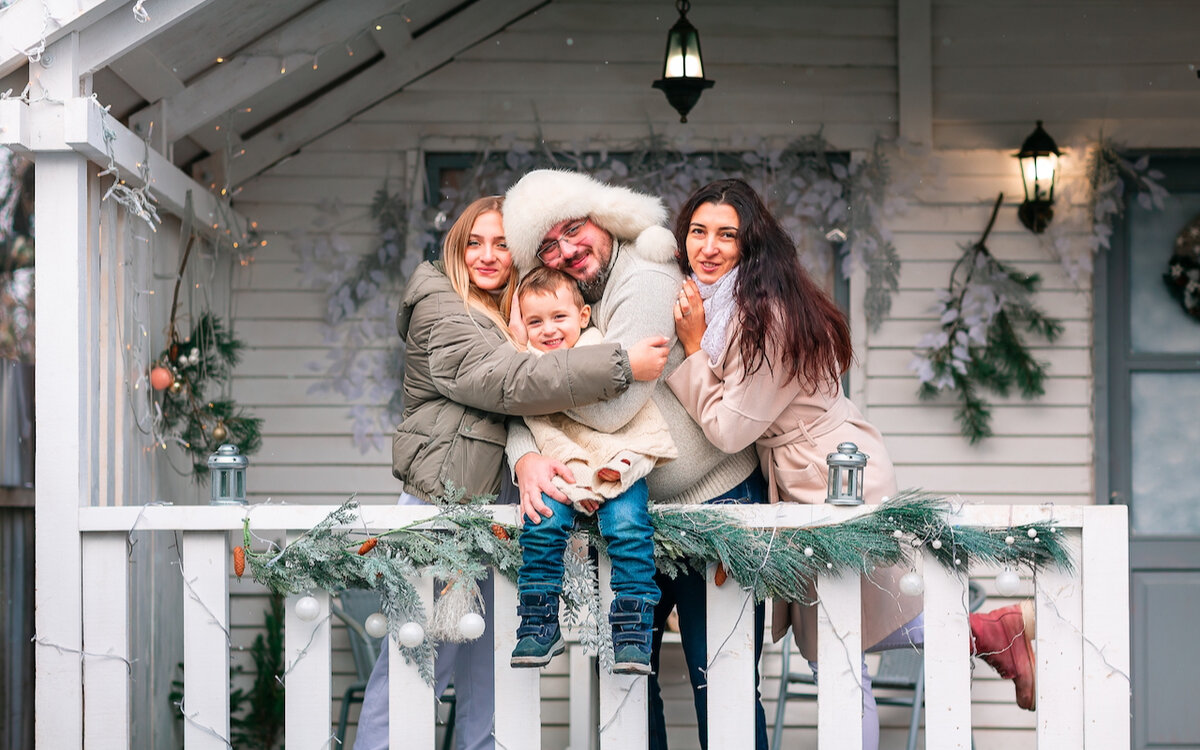 Веранду и беседку украшаем в  едином стиле. Можно применить мещуру, игрушки, шары. 