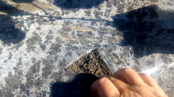 плёнка плотно уложена к грунту