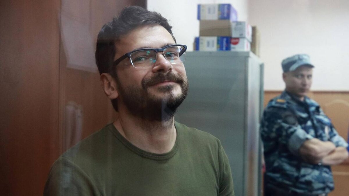 Ещё один "узник совести". Попал в неудачное время. Когда все "правозащитники" заняты другим. Я не только нормально отношусь к самому явлению "оппозиции", но и сам могу позволить себе пройтись по некоторым событиям. Однако, чего я действительно не понимаю, так это отсутствия чувства момента и границ. Когда стоит не просто "убавить звук", а определиться на какой ты вообще стороне. Но самое главное. Почему все эти люди так легко прибегают к дешёвой манипуляции, провокации и откровенном вранье? 