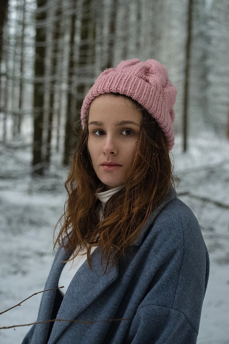 на Даше шапка с косами из 27 петель