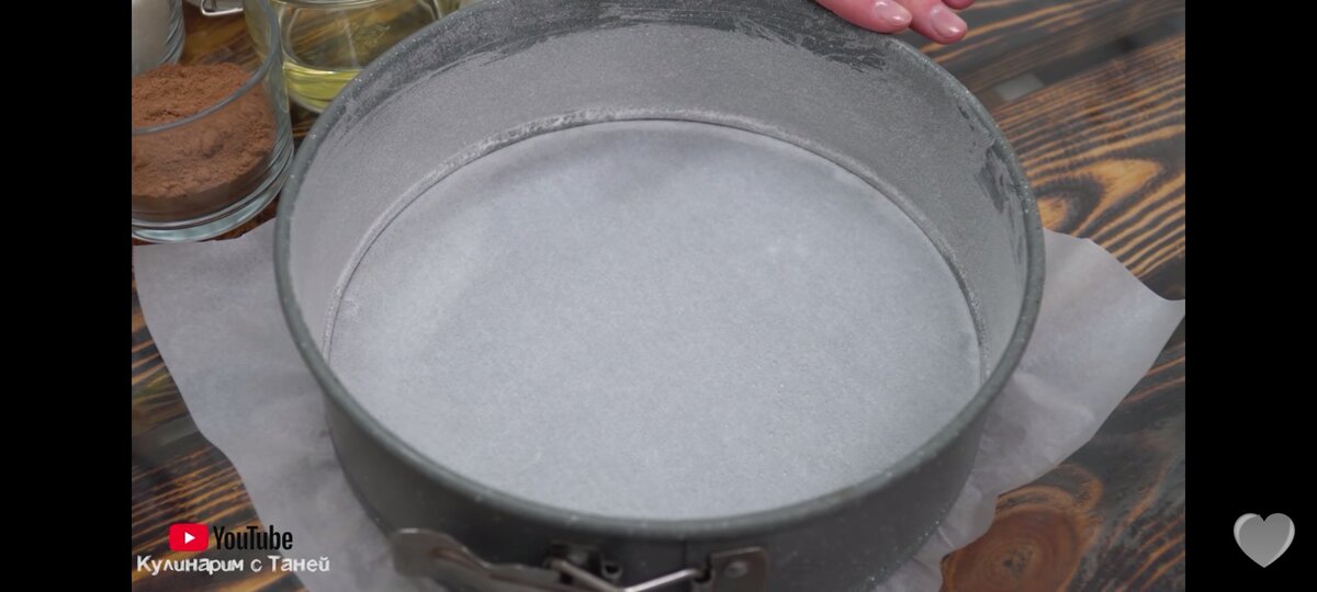 Тесто замешивается буквально пару минут, поэтому я заранее включила разогреваться духовку примерно на 180°Я выпекаю в круглой форме 22 см,  донышко застелила пергаментом, а бортики смазала маслом и присыпала мукой, чтобы впоследствии наш корж не прилип.